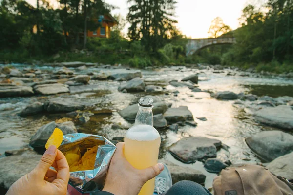 몇 칩 및 맥주 산 강 근처에 앉아 — 스톡 사진