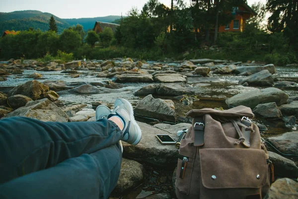 日没の lookin 山川の近くに男が座っています。 — ストック写真