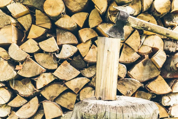 yakacak odun arka plan üzerinde günlüğünde axe