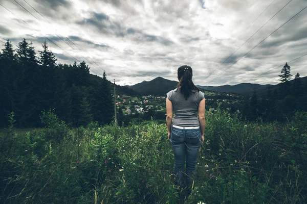 Femeia singuratică stă pe vârful dealului se bucură de munți — Fotografie, imagine de stoc