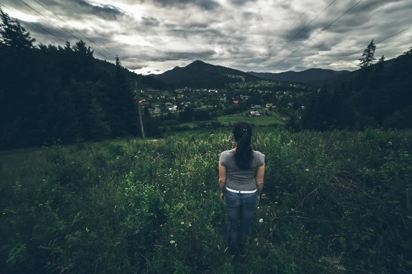 Femeia singuratică stă pe vârful dealului se bucură de munți — Fotografie, imagine de stoc