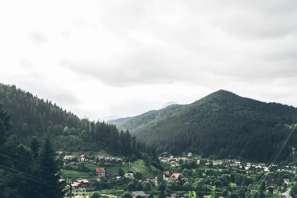 Schöne Landschaft auf dem Dorf in den Bergen — Stockfoto