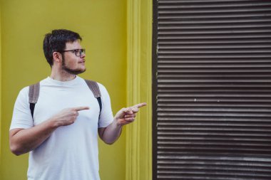 adam stand ve boş alana işaret