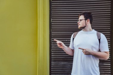 adam stand ve boş alana işaret