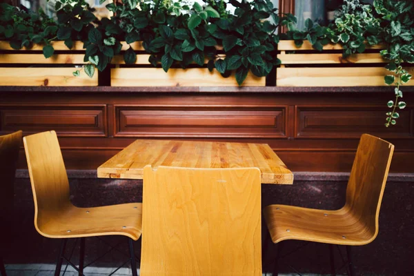 Sillas vacías en cafetería o restaurante al aire libre — Foto de Stock