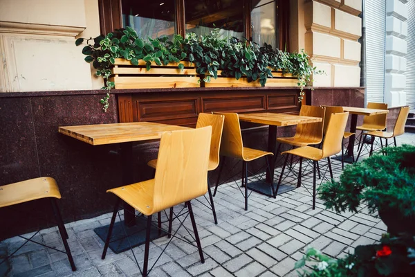 Sillas vacías en cafetería o restaurante al aire libre — Foto de Stock