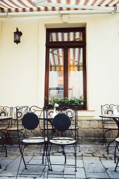 Sillas vacías en cafetería o restaurante al aire libre — Foto de Stock