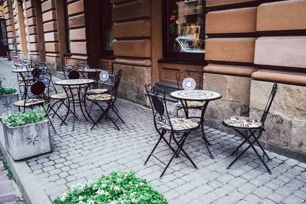 Cadeiras vazias em café ou restaurante ao ar livre — Fotografia de Stock