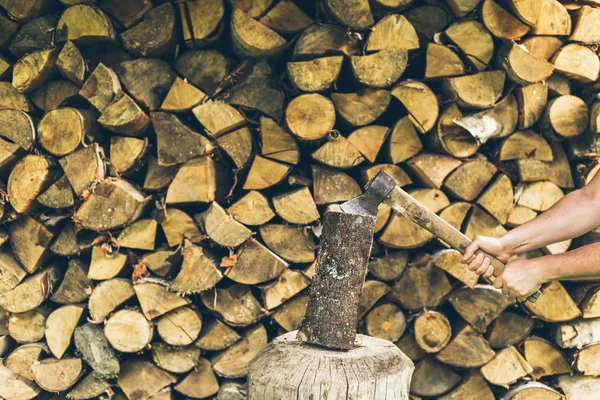 木製のハンドルを斧します。 — ストック写真