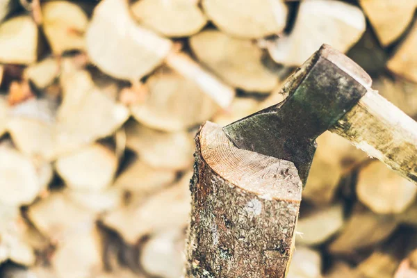 yakacak odun arka plan üzerinde günlüğünde axe
