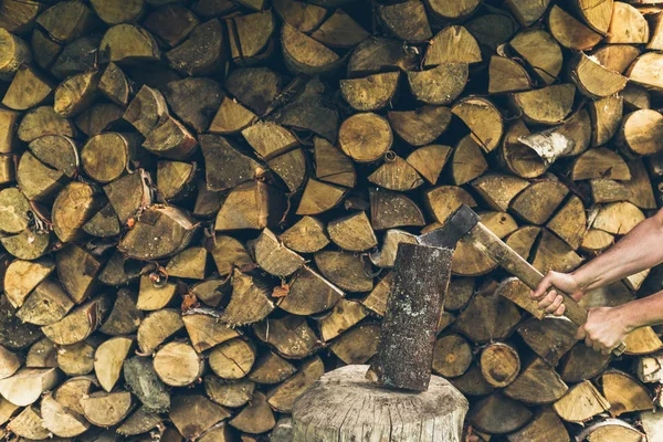 Hache avec poignée en bois — Photo