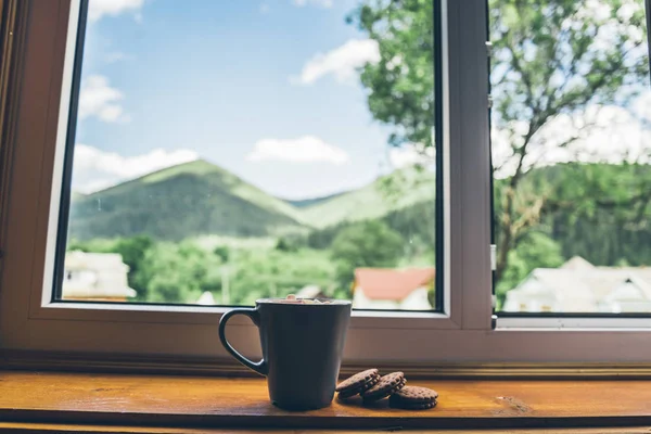 Tasse de café avec biscuits sur le rebord de la fenêtre — Photo