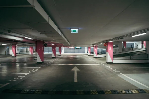 Estacionamento subterrâneo vazio urbano — Fotografia de Stock