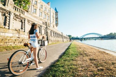 güzel kadın binmek bisiklet setin Wisla Nehri üzerinde