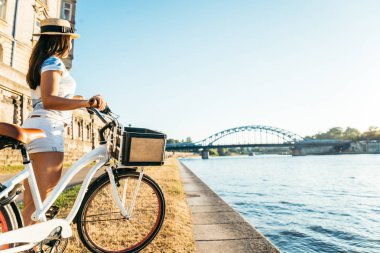 kadın almak bir istirahat setin nehir ve günbatımı üzerinde seyir