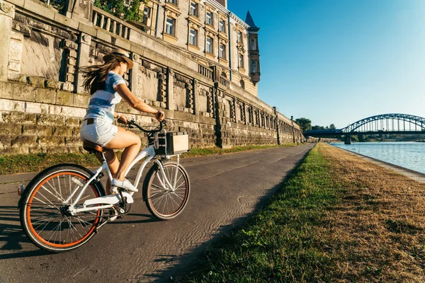 güzel kadın binmek bisiklet setin Wisla Nehri üzerinde