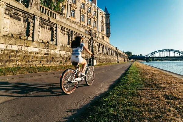 güzel kadın binmek bisiklet setin Wisla Nehri üzerinde
