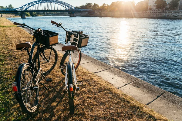 setin günbatımı üzerinde iki Bisiklet