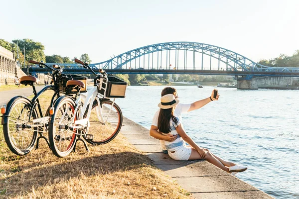 Dolgu ve alma selfie oturma Çift