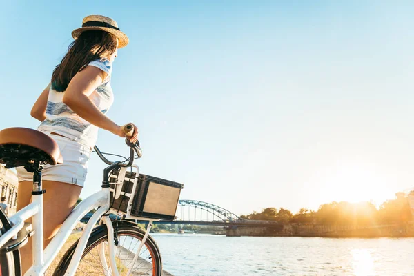 kadın almak bir istirahat setin nehir ve günbatımı üzerinde seyir