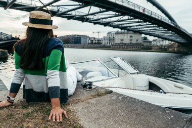 cep telefonu ve kadın yakınındaki piar üzerinde güneş gözlüğü