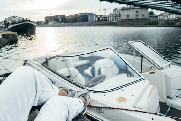 kadın nehirde seyir piar oturur