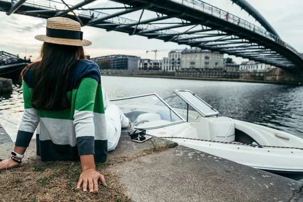 cep telefonu ve kadın yakınındaki piar üzerinde güneş gözlüğü