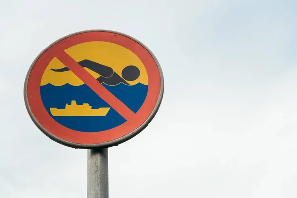 Aucun panneau d'avertissement de baignade sur une plage — Photo