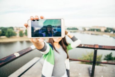 nehir sefie almayı kadın