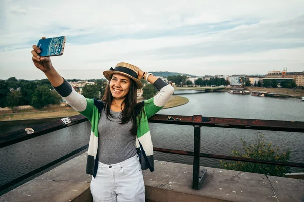 Mujer tomando sefie en del río —  Fotos de Stock