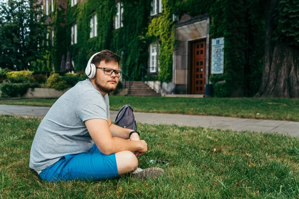 Şehir Parkı yere oturuyor ve eski bina arayan adam