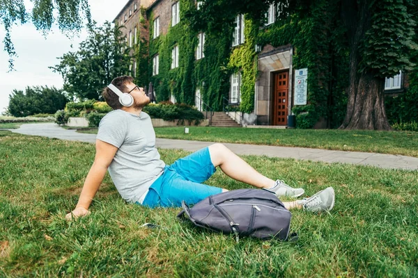 Şehir Parkı yere oturuyor ve eski bina arayan adam