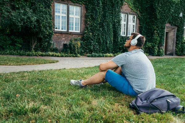Şehir Parkı yere oturuyor ve eski bina arayan adam