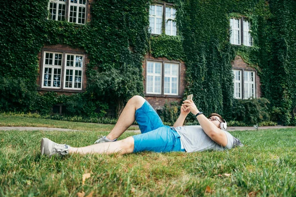 müzik listesi çimlere yatan adam