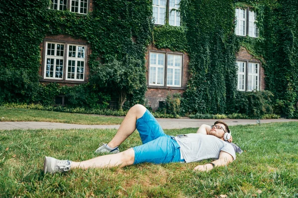 müzik listesi çimlere yatan adam