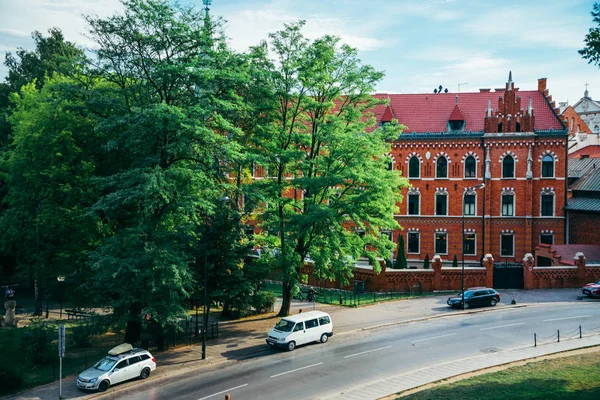 Krakow boş sokaklarda