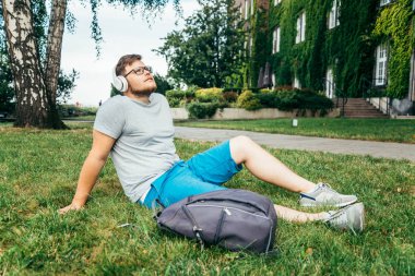 Şehir Parkı yere oturuyor ve eski bina arayan adam