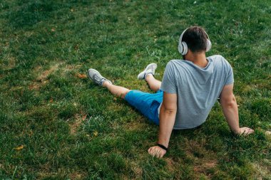 Şehir Parkı yere oturan adam