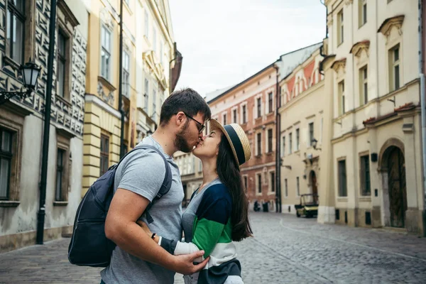 Hombre con mujer besándose fuera — Foto de Stock