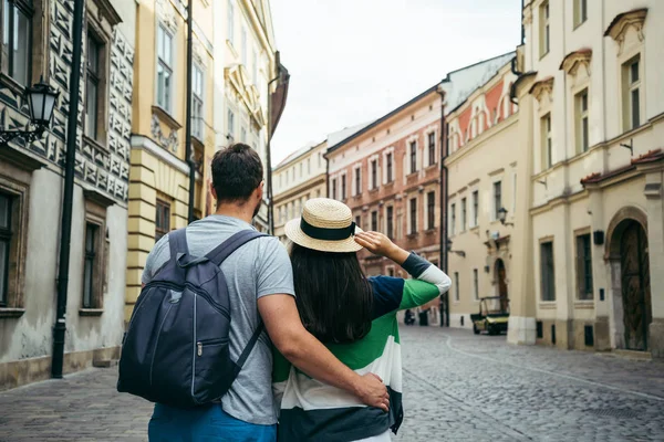 Man met vrouw lopen buiten — Stockfoto