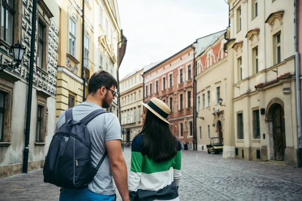 Man met vrouw lopen buiten — Stockfoto