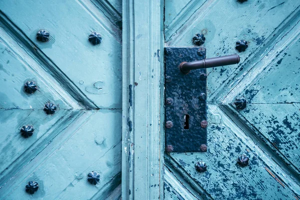 Een oude metalen deur handvat knocker — Stockfoto