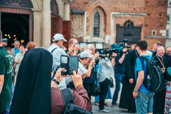 Nun taking picture on her phone — Stock Photo, Image