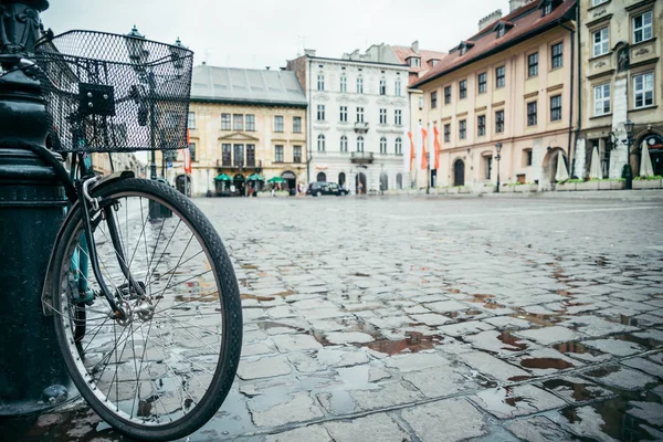Ποδήλατο μόλυναν σταθμευμένα στο δρόμο — Φωτογραφία Αρχείου