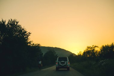 Dağlar ve bulutlu bir gökyüzü karşı eski otoyol