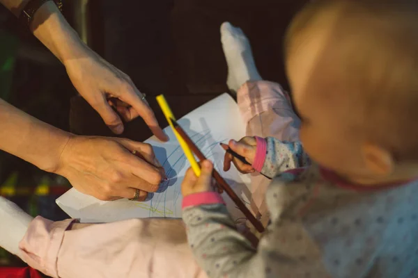 Baby draw on paper, draws with pencils — Stock Photo, Image