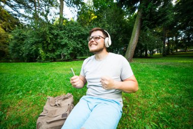 adam telefonu öldüğü için kızgın ve o müzik dinleme yapamaz