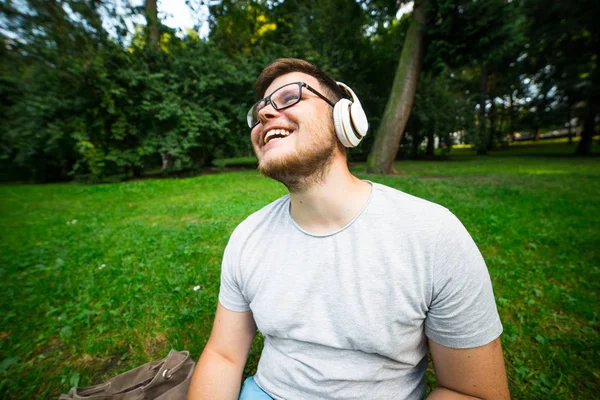 Homem que gosta de música no parque — Fotografia de Stock