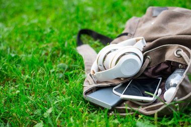 su, cep telefonu ve powerbank içinde sırt çantası