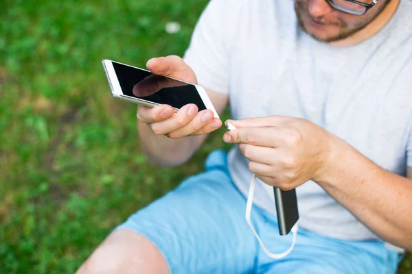 Mant connect power bank to his phone — Stock Photo, Image